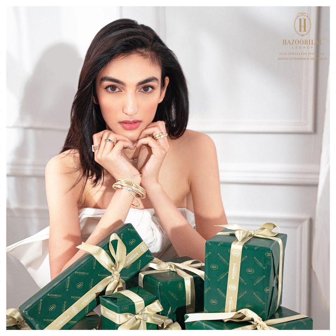 HAZOORILALEGACY's tweet photo. Make a statement of love in our playful jewels for the season! ❤️

Let these one-of-a-kind creations leave you lovestruck!

#HazoorilalLegacy #Diamonds #Eshop #Shopify #Gems #WristGameStrong #NewJewellery https://t.co/ucRMEdVTfy