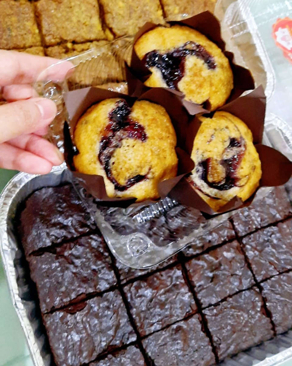 pawsandcactus's tweet photo. Yummilicious! Oinkie chocoholics, happiest. ♥️♥️♥️ Sarrrrrap!!! Thank youuuu Ate Cielitz! 🐽 #brownies #foodforthegods #blueberrymuffins #namaste https://t.co/QWzhywwO8E
