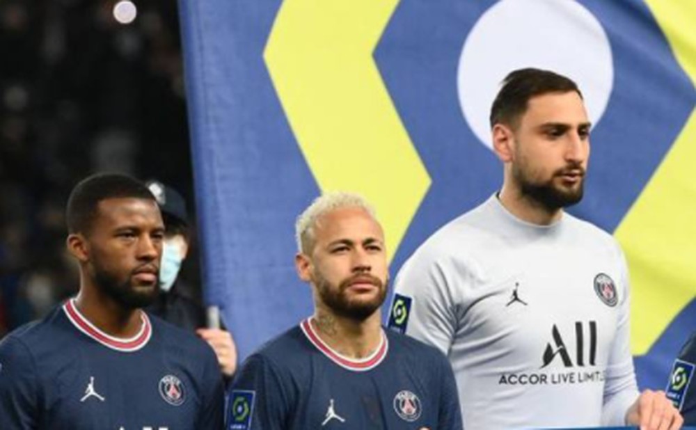 Neymar e Donnarumma brigam e precisam ser separados no vestiário do PSG, diz jornal

Goleiro não teria gostado de cobrança do atacante por falha no primeiro gol do Real Madrid glo.bo/366FnxI