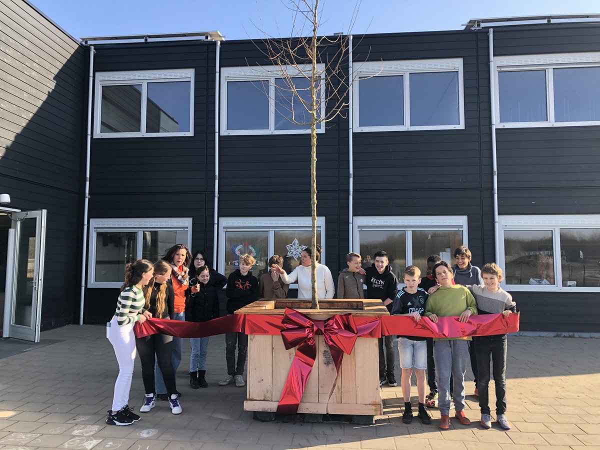 HildeVgarderen's tweet photo. Vanochtend weer een stapje verder gezet richting t vergroenen vd schoolpleinen in @almere. De Montessorischool in @dorpnobelhorst kreeg een Esdoorn en @OBSDigitalis een Kers! En we gaan door! #mooiwerkhebiktoch #groeneschoolpleinen #door https://t.co/tQgJxVAm7D