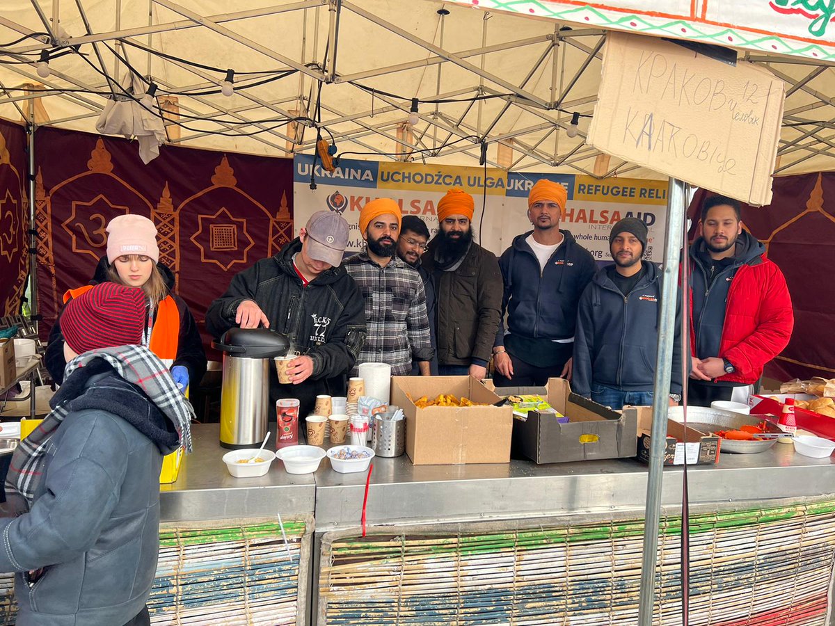 Khalsa_Aid's tweet photo. At the Medyka border, we have set up a 24hr langar seva (communal kitchen) to provide warm meals for everyone arriving. We are forever grateful to our incredible volunteers who are always ready to lend a helping hand in times of need. https://t.co/AfQe46GMYV