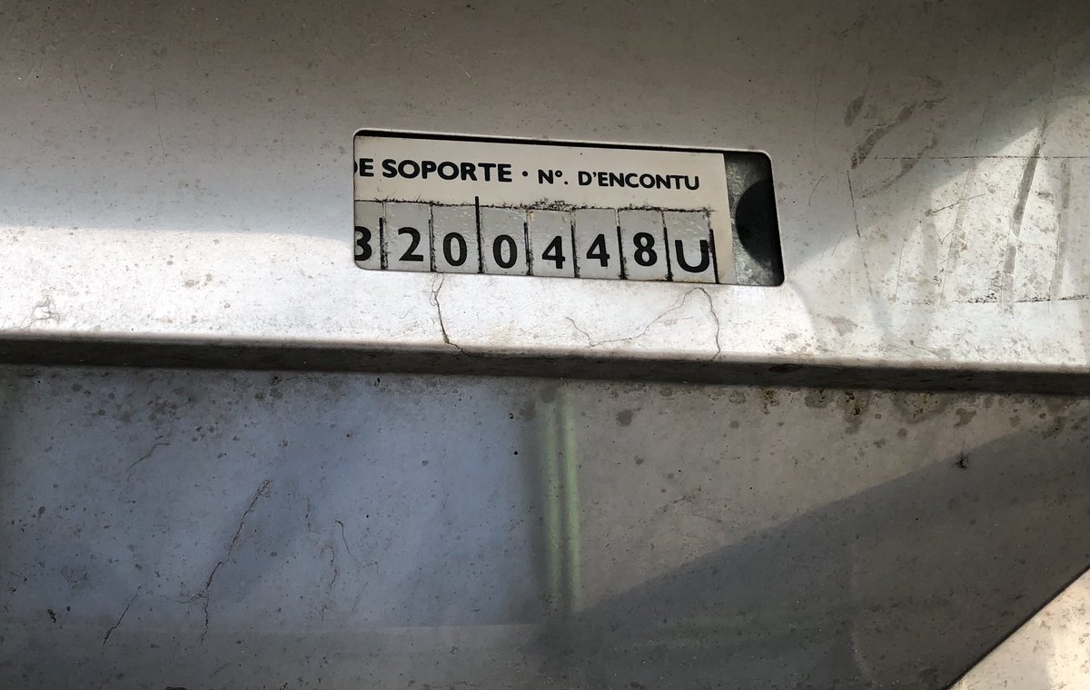 txutxo_fdez's tweet photo. Acabo pasar per una de les antigües cabines de teléfonu de ⁦⁦@MovistarPlus⁩ y nun m’alcordaba de que tuvieren n’asturianu, y yá va bien de tiempu… #asturianu #oficialida #vidanasturianu #nasturianuynunpasanada https://t.co/ErksiKFyY1
