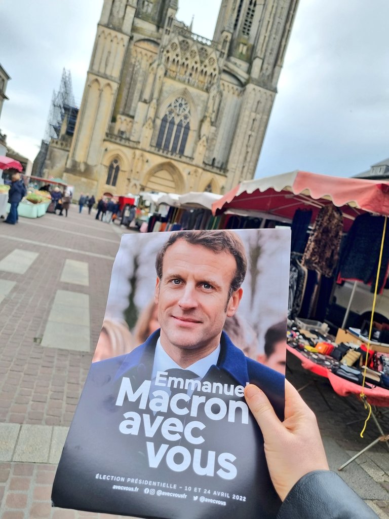 AvecVous50's tweet photo. Aujourd'hui à #Coutances sur le Marché, #EmmanuelMacron était avec #AvecVous au travers de sa lettre de candidature.

#presidentielles2022 #5ansdeplus https://t.co/dwKZojLNUC