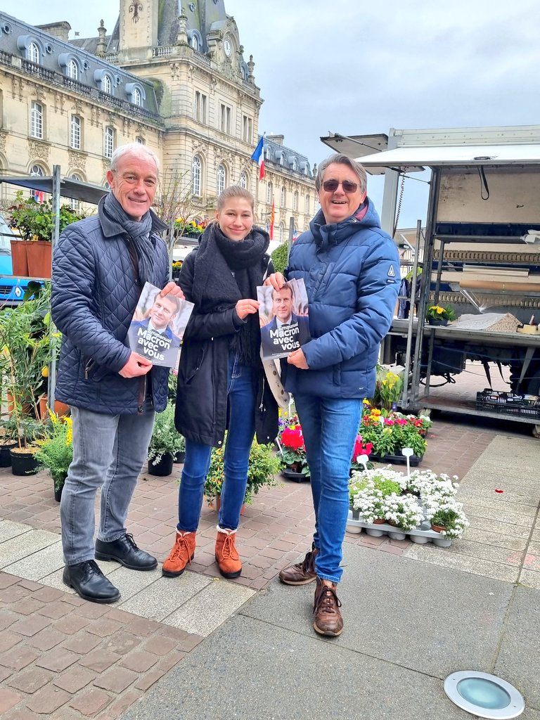 AvecVous50's tweet photo. Aujourd'hui à #Coutances sur le Marché, #EmmanuelMacron était avec #AvecVous au travers de sa lettre de candidature.

#presidentielles2022 #5ansdeplus https://t.co/dwKZojLNUC