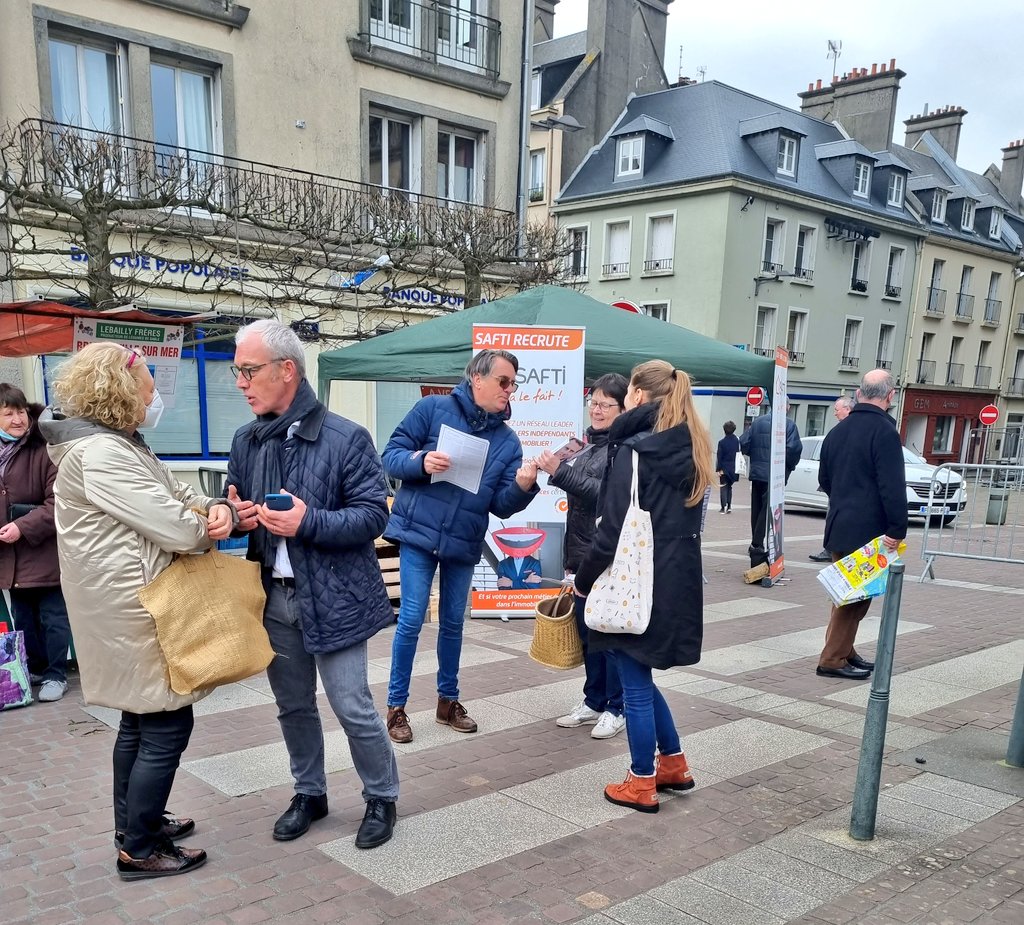 AvecVous50's tweet photo. Aujourd'hui à #Coutances sur le Marché, #EmmanuelMacron était avec #AvecVous au travers de sa lettre de candidature.

#presidentielles2022 #5ansdeplus https://t.co/dwKZojLNUC