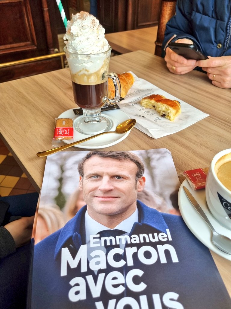 AvecVous50's tweet photo. Aujourd'hui à #Coutances sur le Marché, #EmmanuelMacron était avec #AvecVous au travers de sa lettre de candidature.

#presidentielles2022 #5ansdeplus https://t.co/dwKZojLNUC