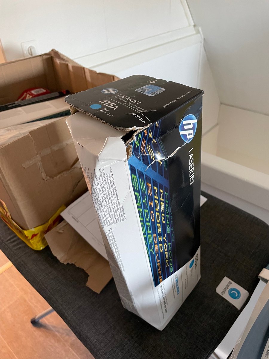 thazelaar's tweet photo. @DHLNL Dit is wat ik vandaag bezorgd heb gekregen. Een pakket wat volledig kapot is. Het lijkt wel of er iemand overheen heeft gereden. #lekkerbezigdaarbijDHL https://t.co/0BTT7ToMxM