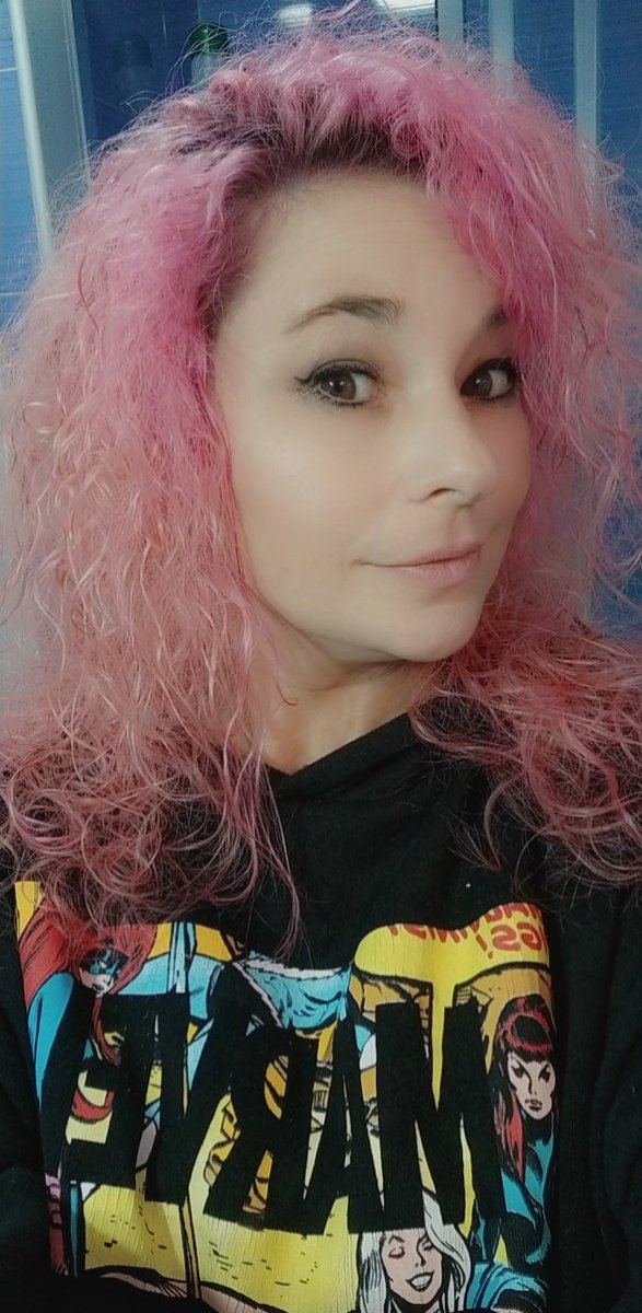 BeatrixC13's tweet photo. Cambio de look, ahora rosita pastel a lo little pony 😂, según mi peluquera cuando me lo estaba secando, es un algodón de azúcar de la feria, pero siempre me deja justo como yo quería 🥰 https://t.co/dErsrCdcz3
