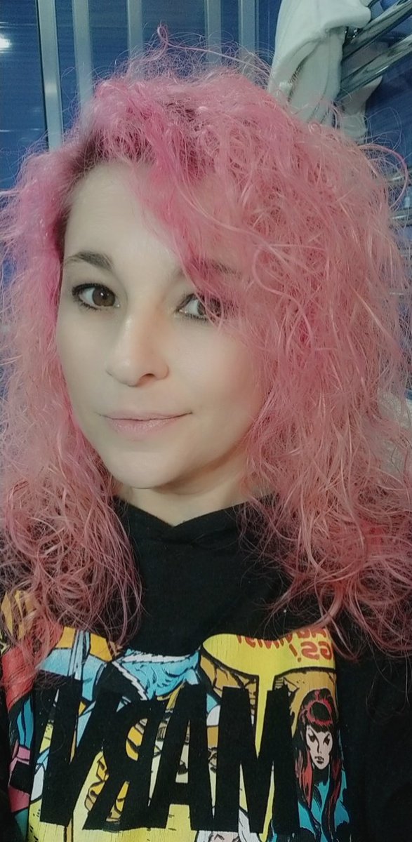 BeatrixC13's tweet photo. Cambio de look, ahora rosita pastel a lo little pony 😂, según mi peluquera cuando me lo estaba secando, es un algodón de azúcar de la feria, pero siempre me deja justo como yo quería 🥰 https://t.co/dErsrCdcz3