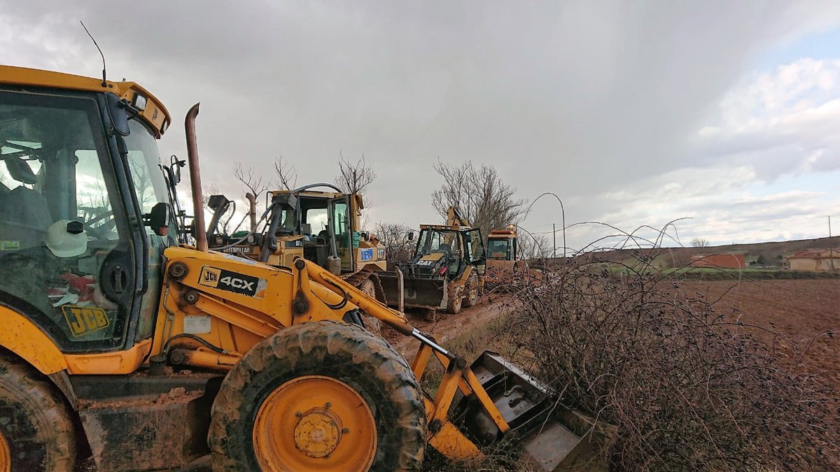 Cuando acaba la jornada , todos a descansar.
Ningún pueblo de la provincia de León sin fibra óptica

#excavacionesmancenido #fibraoptica #excavaciones  #movimientodetierras  #vaciadodesolar  #reparaciondeterreno