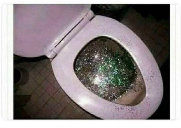 Düğün salonundayım, Gelinin kız kardeşi tuvaletten çıkt şimdi.