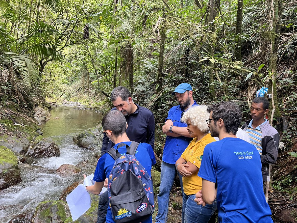 erickdorrejo's tweet photo. Importante jornada junto a @guakiambiente @ppsrd y los comunitarios en seguimiento a la construcción de la mini-hidroeléctrica en La Cidra (SR), que permitirá conectar este asentamiento humano al desarrollo como parte del Programa CAHD #MiFronteraRD https://t.co/YDxUY6ZXV1