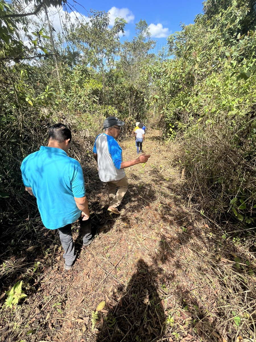 erickdorrejo's tweet photo. Importante jornada junto a @guakiambiente @ppsrd y los comunitarios en seguimiento a la construcción de la mini-hidroeléctrica en La Cidra (SR), que permitirá conectar este asentamiento humano al desarrollo como parte del Programa CAHD #MiFronteraRD https://t.co/YDxUY6ZXV1
