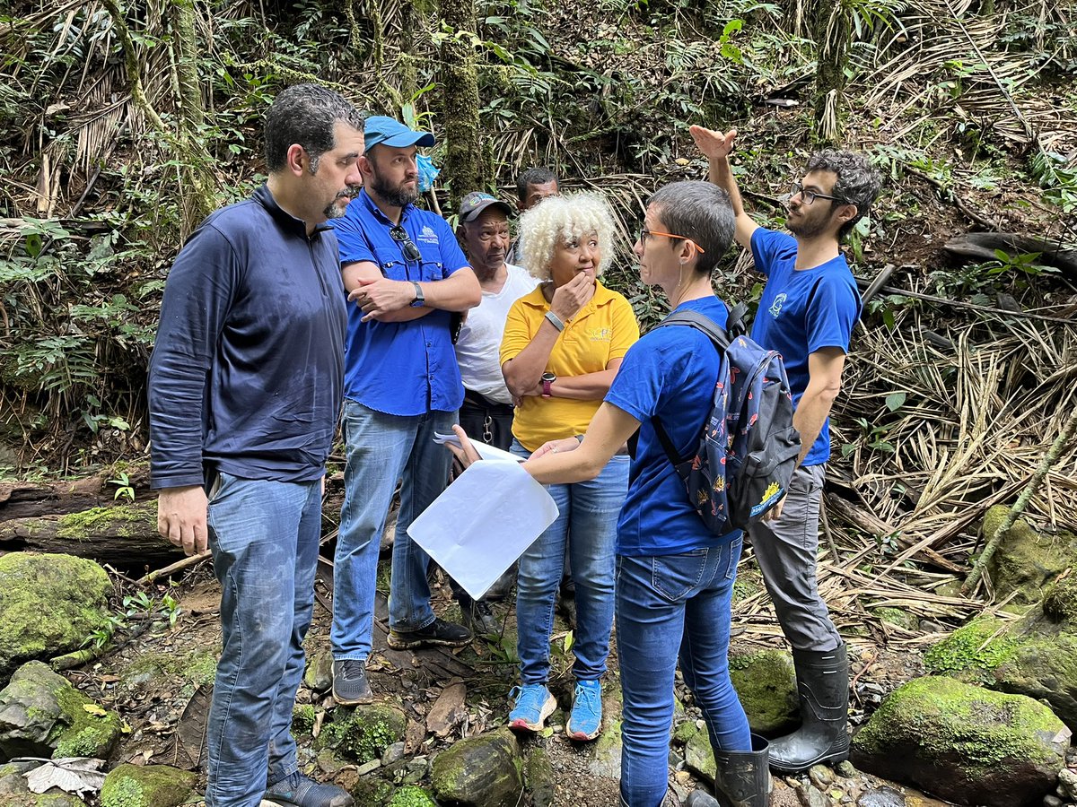 erickdorrejo's tweet photo. Importante jornada junto a @guakiambiente @ppsrd y los comunitarios en seguimiento a la construcción de la mini-hidroeléctrica en La Cidra (SR), que permitirá conectar este asentamiento humano al desarrollo como parte del Programa CAHD #MiFronteraRD https://t.co/YDxUY6ZXV1