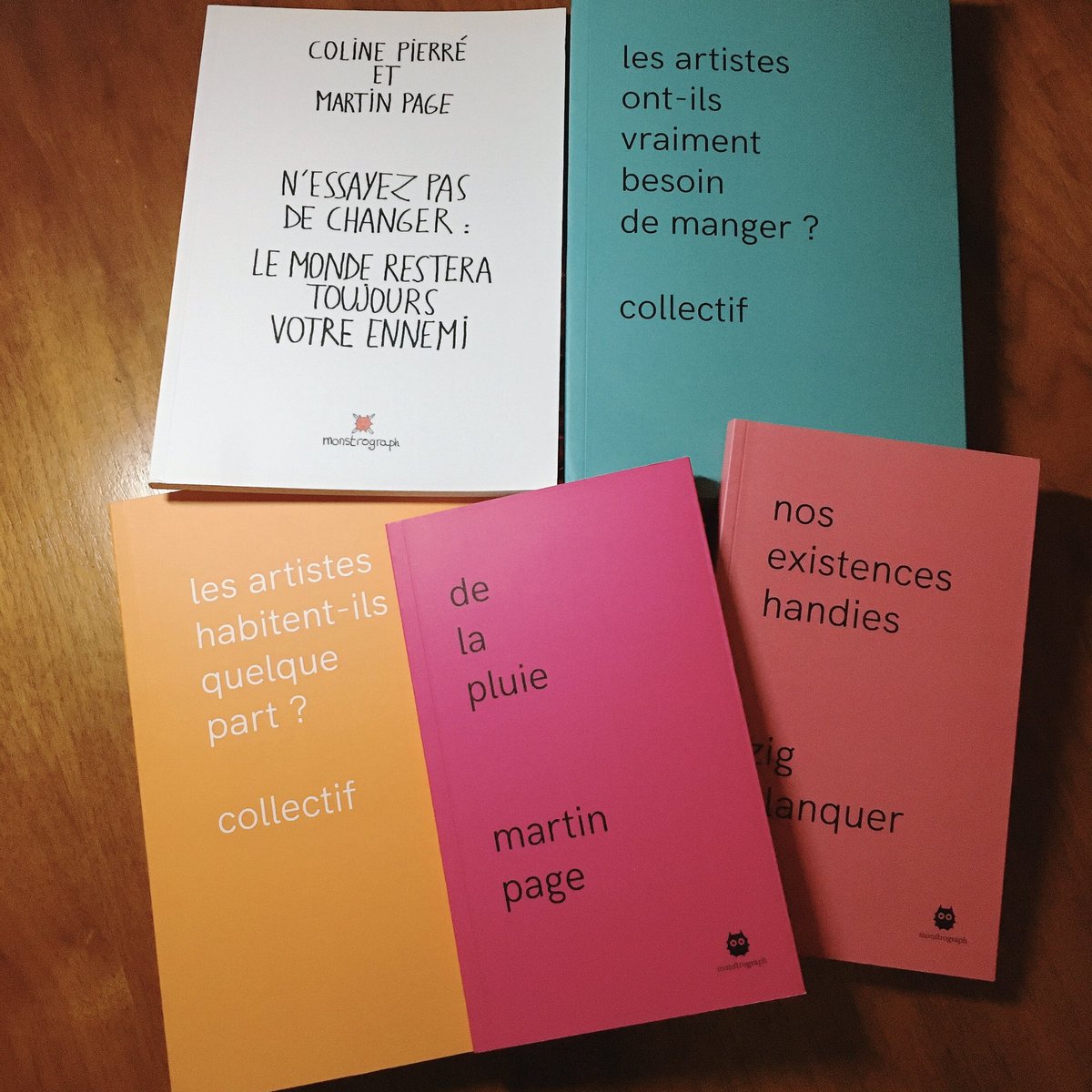 hippocampe's tweet photo. #mailboxchronicle Arrivés lundi, ma commande chez #monstrograph ❤️ (avec @colinepier @mrtnpage et #zigblanquer). Incapable de lire depuis 2 ans, mais incapable d’arrêter totalement d’en commander. #lecture https://t.co/zdIWLTHSCw