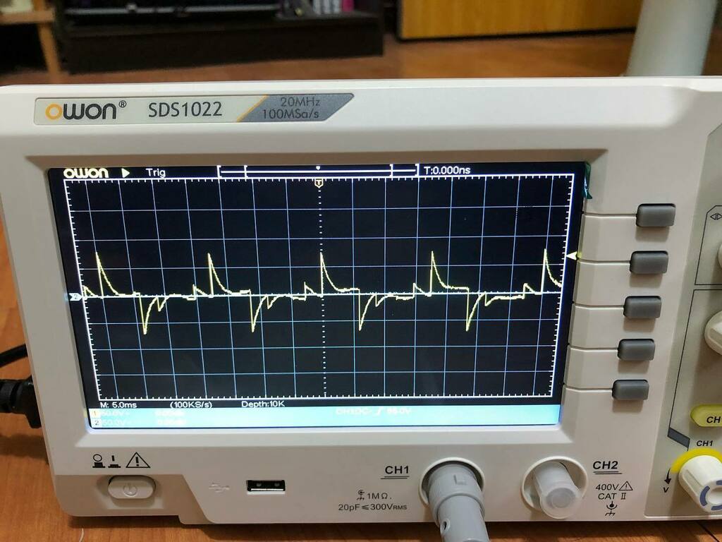 gslin's tweet photo. #enerpad #AC160K 交流輸出的波,所以電風扇上去還是會有卡卡的聲音... https://t.co/f3aT0fVu8f https://t.co/Eo48EneQ6E