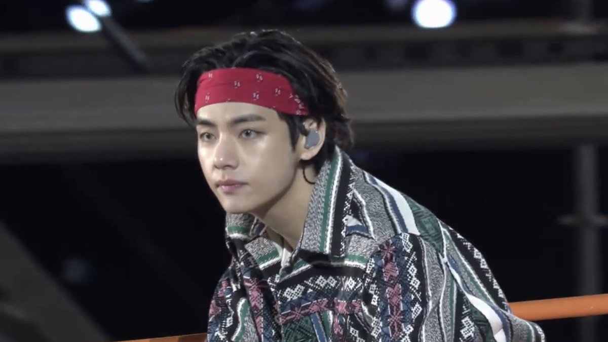 archivefortae's tweet photo. the way taehyung looks at army 😭 https://t.co/SaaxZs4Mkr
