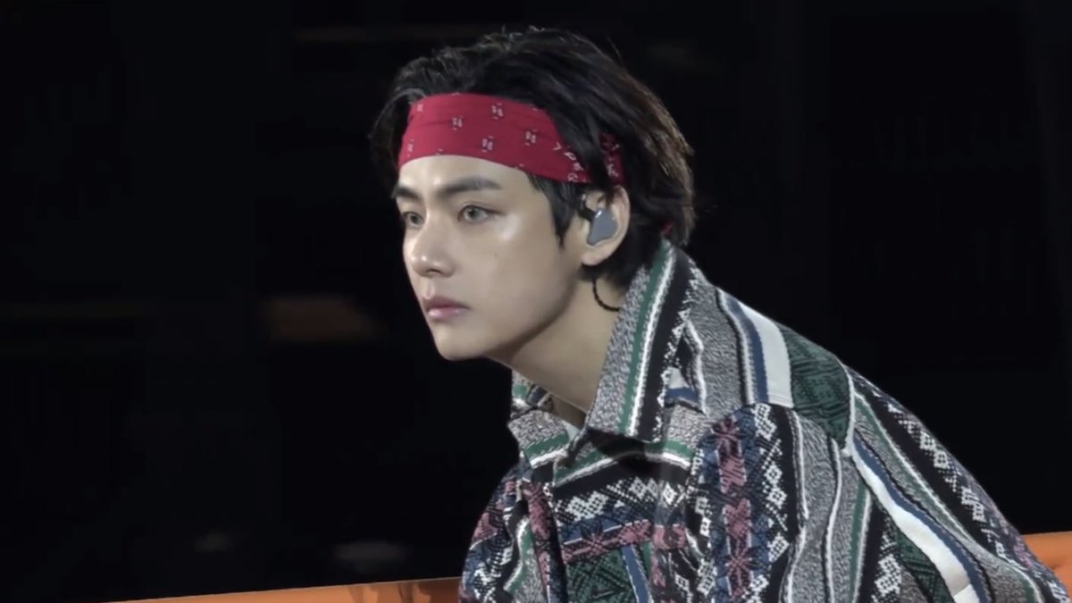 archivefortae's tweet photo. the way taehyung looks at army 😭 https://t.co/SaaxZs4Mkr
