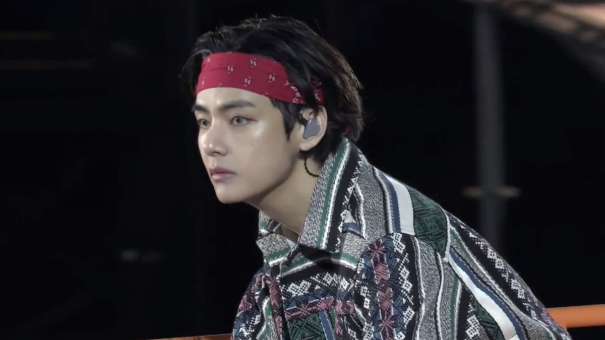 archivefortae's tweet photo. the way taehyung looks at army 😭 https://t.co/SaaxZs4Mkr