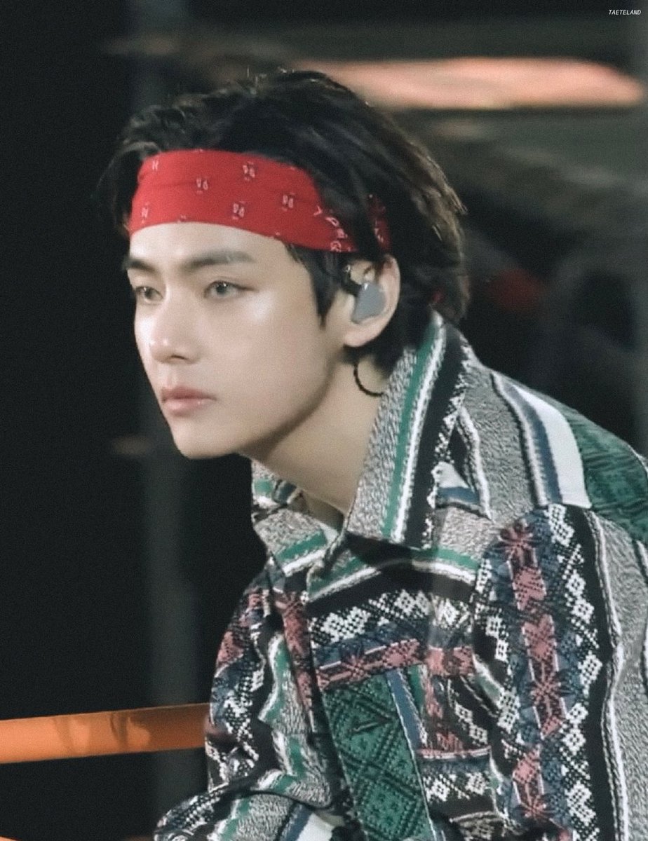 taeteland's tweet photo. OMG LOOK AT TAEHYUNG https://t.co/9KxoTAy9ag