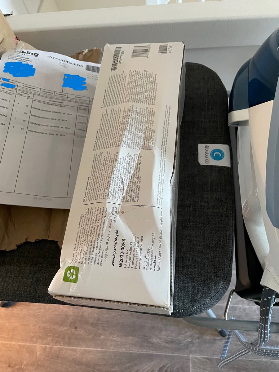 thazelaar's tweet photo. @nl_vikingdirect Zo heb ik vandaag een bestelling van jullie binnen gekregen via DHL???? Wellicht op zoek naar een andere transporteur... https://t.co/VMmt0bwlFm