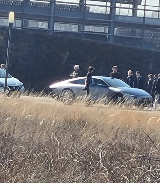 electricfelix's tweet photo. Spotted by @gaugericus
Live photo shoot on the road with an unplated @lightyear_cars ONE
#lightyearone
#hightechcampus
⚡️⚡️⚡️
@hightechcampus https://t.co/lGJBfeTSLo
