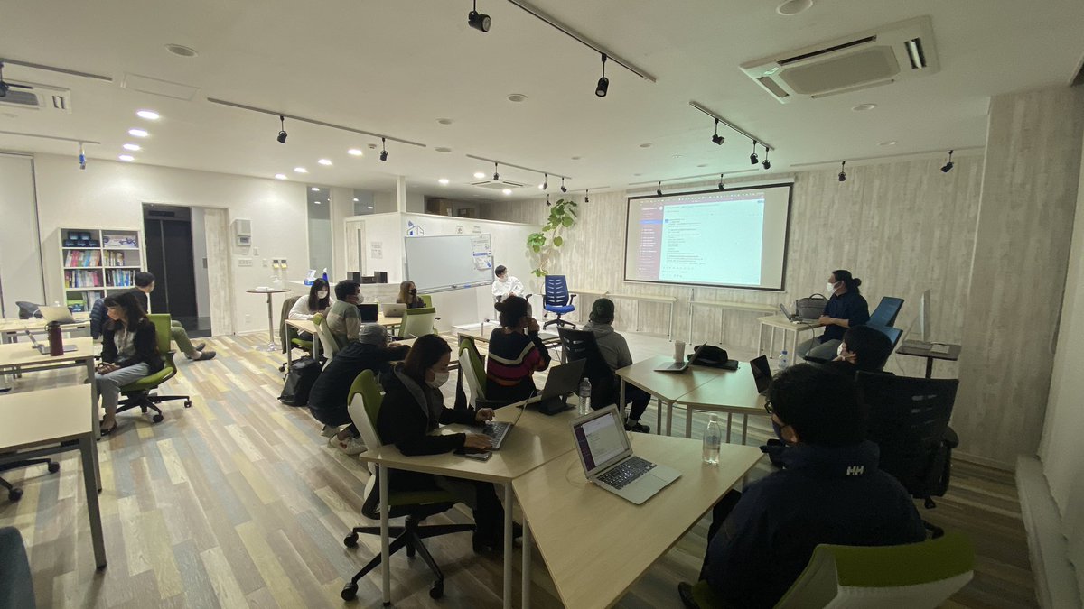 CODEBASE098's tweet photo. 【プログラミング講座17期生 最終講義！】

本日は今後の目標や進路を考え、共有しあうパートです！

これまでの約3ヶ月を振り返り、反省。

そして、半年後、1年後の目標設定と今後の具体的な行動目標をみんなで共有します！

#codebase
#progate
#プロゲート
#IT転職
#今日の積み上げ https://t.co/j1qCdJTOdz