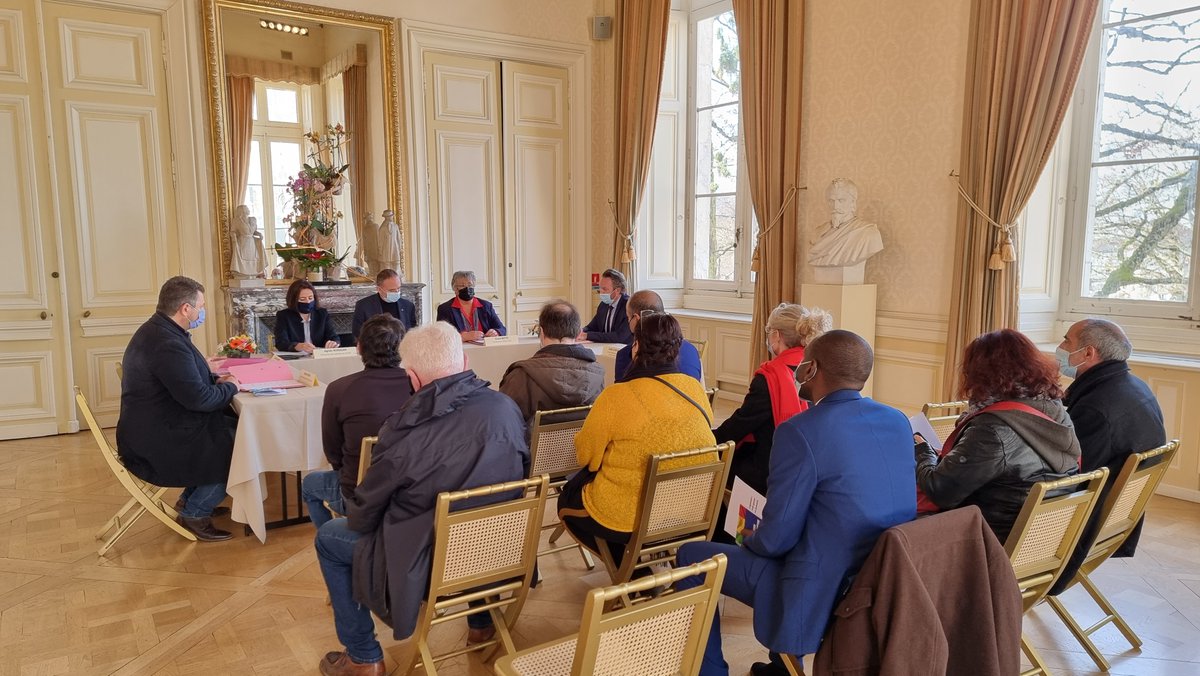 Prefet18's tweet photo. Nouveau dispositif : Parcours gagnant
Mairie de #Bourges, État, @FranceLoire @ValDeBerry  SNCF, CAF et @ApleatAcep s'engagent pour accompagner les jeunes en difficultés
✅Prévenir le décrochage scolaire
✅Projet de vie
✅Amélioration de la qualité de vie https://t.co/Ijtg8hB8xG