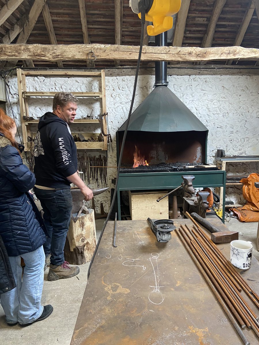 SherrieRomany's tweet photo. Learning blacksmithing today with @bowers_jake  @GypsyTravellers #GRTwomen https://t.co/IgR8ugQnXZ