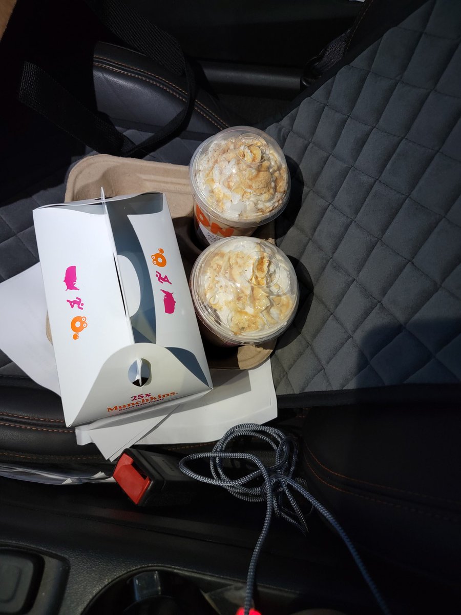 aggieteacher12's tweet photo. My team is amazing and I can honestly say I love how we work together but also have each others back. Sweet treats for the best two ladies in 5th grade. #myworkfamily @MECME_School https://t.co/PgnKwK31nJ