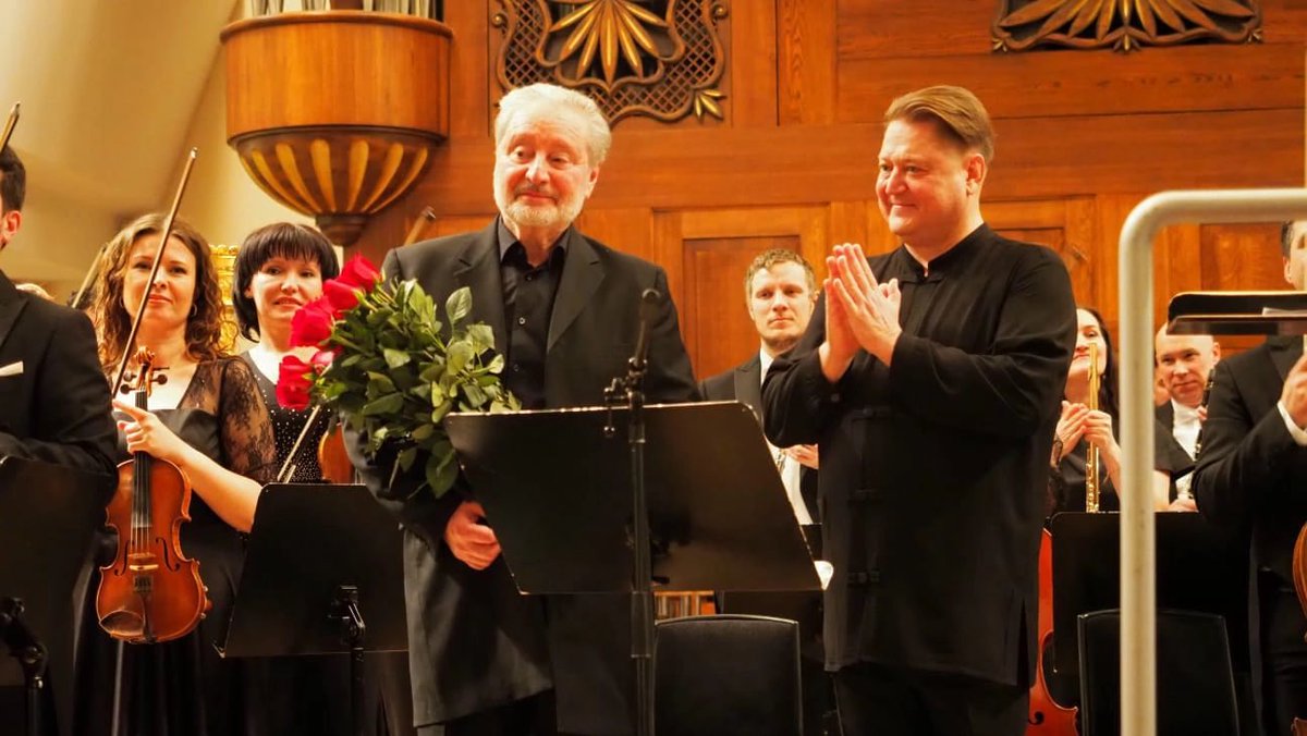 tat_symphony's tweet photo. «В ГБКЗ им. Сайдашева состоялся музыкально-литературный вечер, который провел ГАСО РТ под управлением Александра Сладковского совместно с известным артистом Вениамином Смеховым. На концерте звучали Свиридов, Пушкин и Чайковский». 

«Бизнес Online»
https://t.co/SinGZB7USz https://t.co/phSPAEMF05