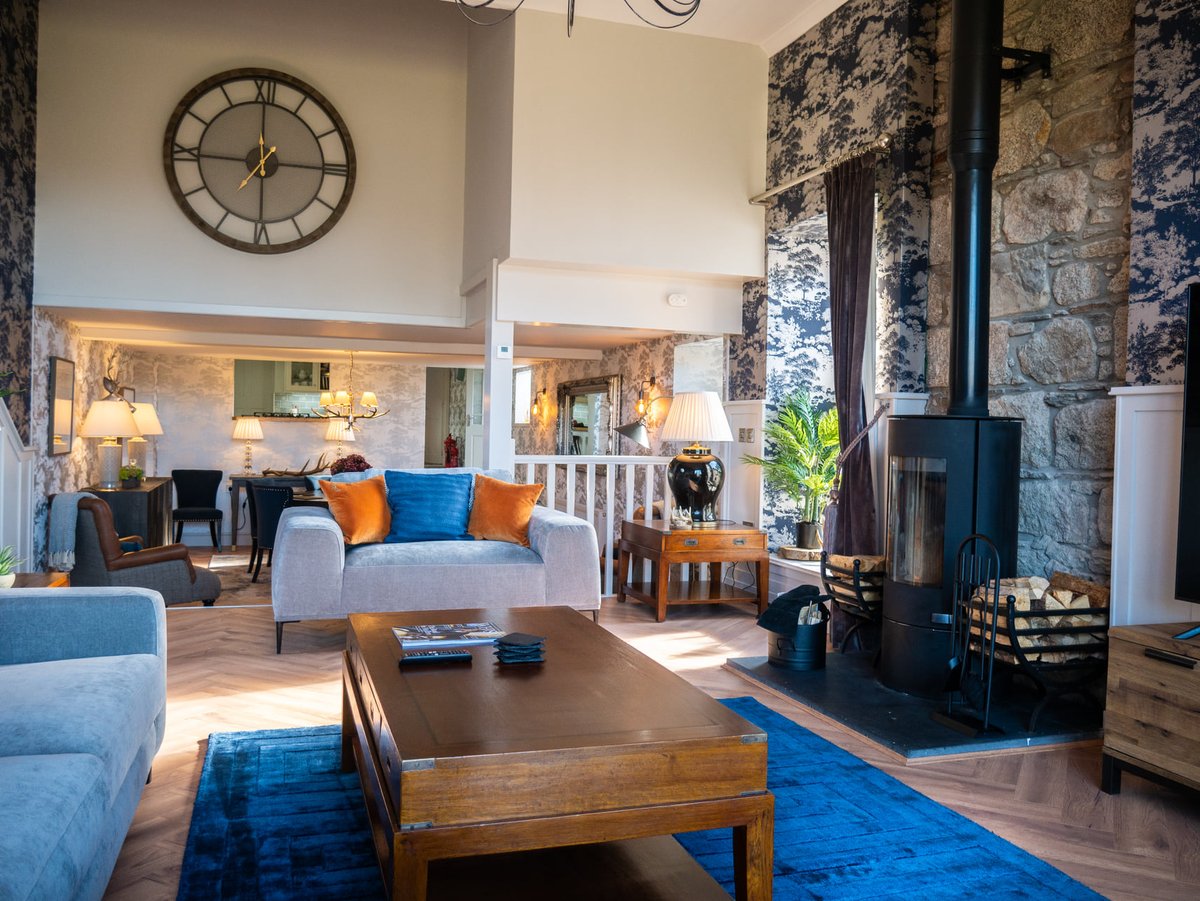 Little peek inside the newly refurbished Cairngorm Cottage in the grounds of Muckrach 😍 

thehollieshighlandlodges.com