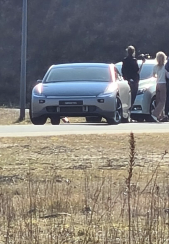 electricfelix's tweet photo. Spotted by @gaugericus
Live photo shoot on the road with an unplated @lightyear_cars ONE
#lightyearone
#hightechcampus
⚡️⚡️⚡️
@hightechcampus https://t.co/lGJBfeTSLo