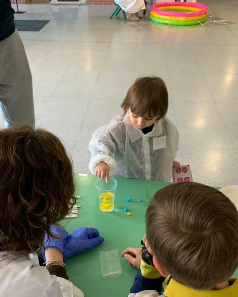 LosTilosColegio's tweet photo. Así de bien lo pasamos en la actividad de Pequeciencias el pasado sábado con una mañana de experimentos en familia. #TalentoSTEAM https://t.co/g6WjlcBQf4