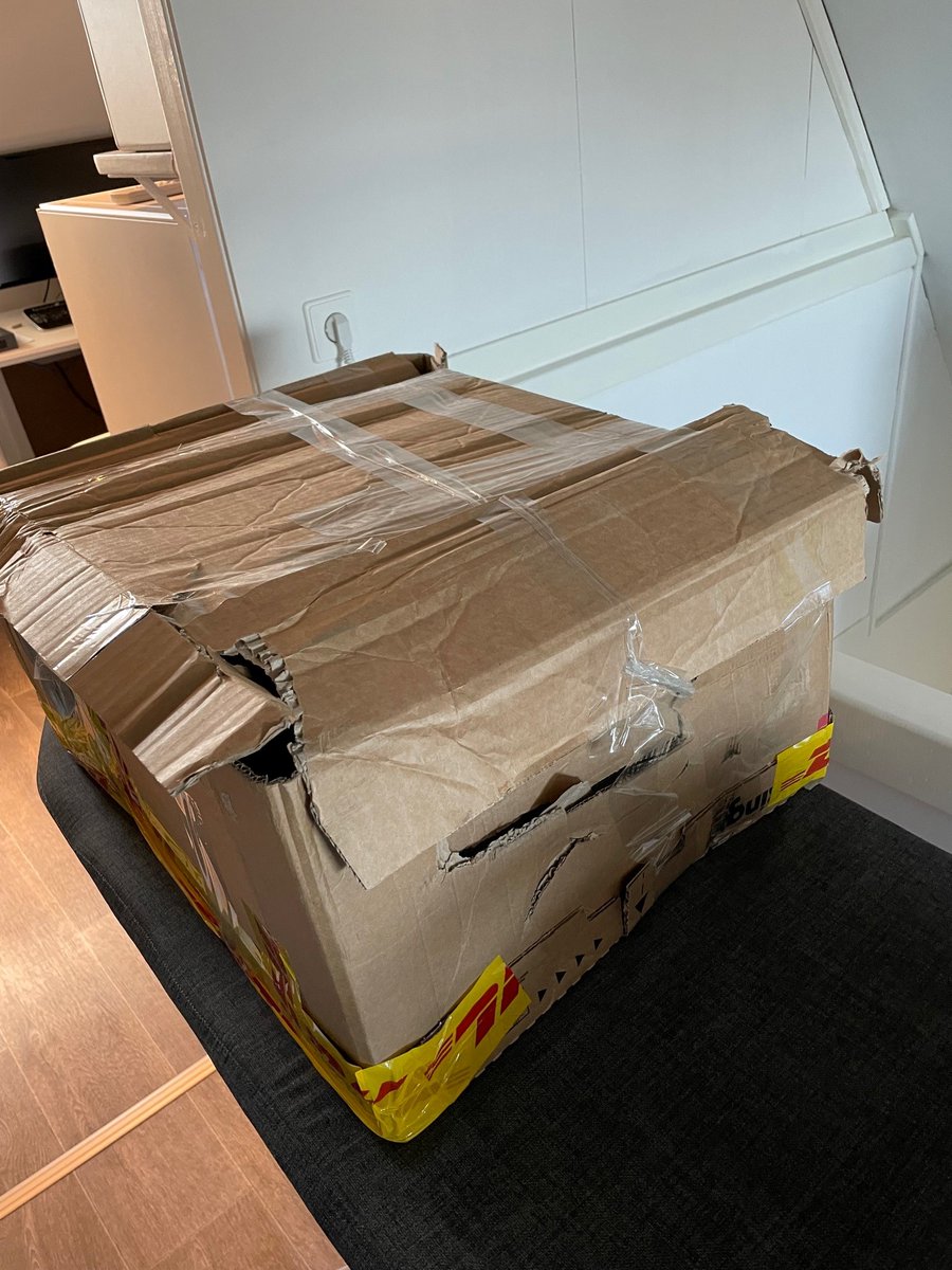 thazelaar's tweet photo. @nl_vikingdirect Zo heb ik vandaag een bestelling van jullie binnen gekregen via DHL???? Wellicht op zoek naar een andere transporteur... https://t.co/VMmt0bwlFm