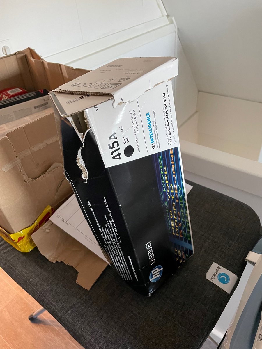 thazelaar's tweet photo. @nl_vikingdirect Zo heb ik vandaag een bestelling van jullie binnen gekregen via DHL???? Wellicht op zoek naar een andere transporteur... https://t.co/VMmt0bwlFm