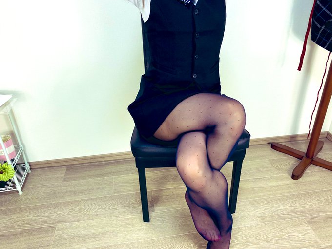 巻きつき脚組み❤️ 締め付けちゃうよ❤️ https://t.co/DK35gPv9pD<a href="/tag/%E5%A4%AA%E3%82%82%E3%82%82"class="tags"><span>#太もも</span></a><a href="/tag/%E7%94%9F%E8%84%9A"class="tags"><span>#生脚</span></a>