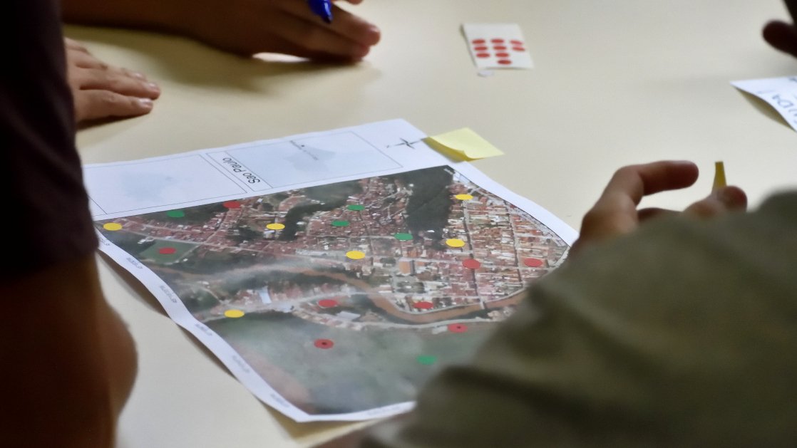 grupodesastres's tweet photo. Investigación muestra como el #mapeamentoparticipativo puede ser una herramienta para involucrar a #jóvenes en la #prevención de #desastres.

Trabajo colaborativo del @inpe_mct, @CEMADEN, @Unesp_Oficial y la escuela Monsenhor Ignácio Gióia.

https://t.co/cCtt3fMu9a https://t.co/rf9DNNS92N