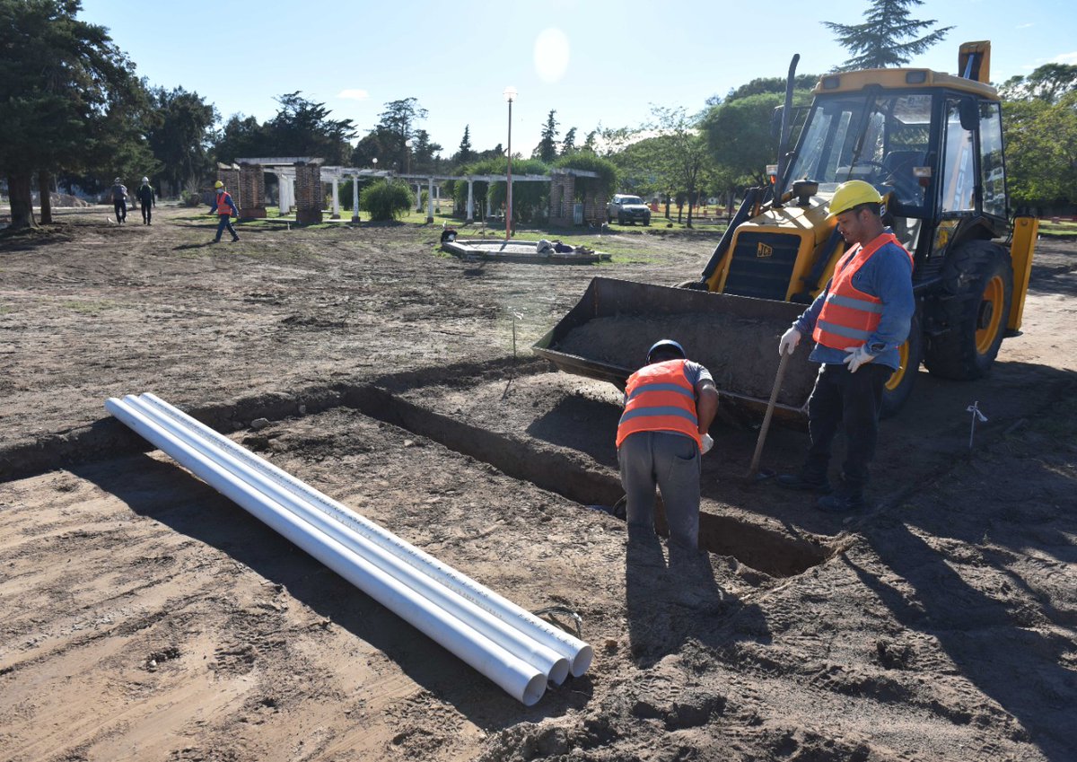 pabloromera's tweet photo. Con @TomasMarisco y su equipo fuimos al Parque Independencia para ver cómo avanzan los trabajos de remodelación y puesta en valor.
La obra prevé una inversión de más de 30 millones de pesos que transformarán a este hermoso espacio público en un lugar más agradable e inclusivo. https://t.co/7a2iSVP18a