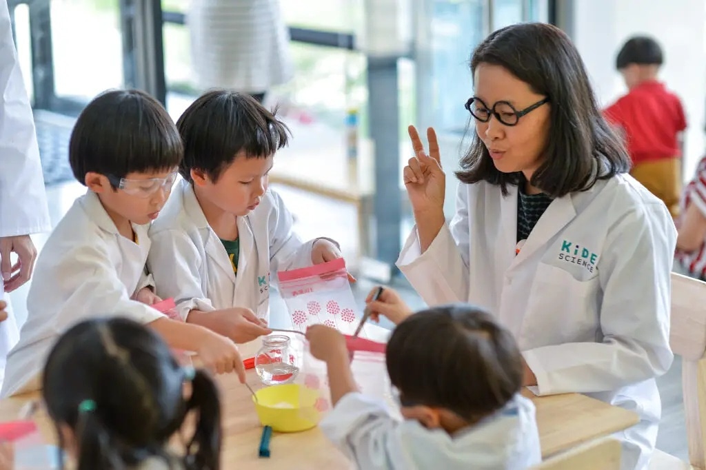 finland_edushop's tweet photo. Are you stressed about teaching #Science?🤯
@KideScience is here to help you build a science lesson routine that will get your students engaged and loving science!💡
#KideScience #earlychildhoodeducation #playfullearning #STEAM #teachertraining #kindergarten #finlandeducationshop https://t.co/lkjtBOt8to