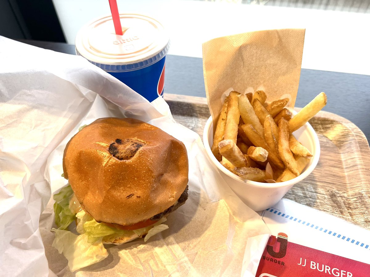 azuta43202085's tweet photo. JJBURGER🍔
大変美味しくいただきました🥰
#坂井市
#福井県
#JJBURGER
#ジェイジェイバーガー
#PLANT
#JJplus!
#福井ユナイテッド
#パートナー
#ハンバーガー大好き https://t.co/TZv89BMsDp
