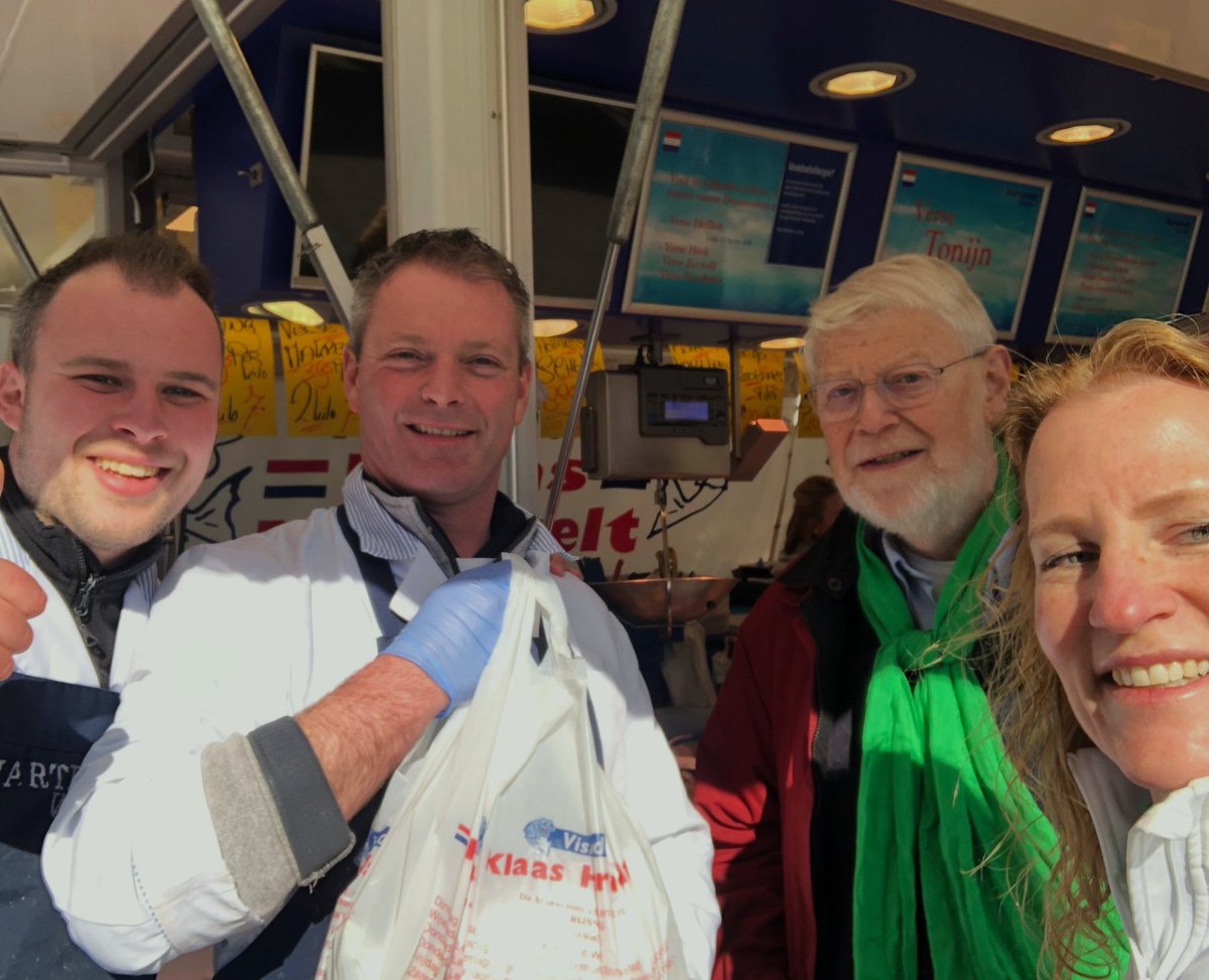 Vanochtend gingen we in gesprek met bewoners én ondernemers op de markt bij de Santhorst, om ideeën op te halen voor Leiderdorp. 

Heb je een vraag of wil je iets kwijt? Stuur ons een DM! 💬

#Leiderdorp #D66 #D66Leiderdorp #GR2022