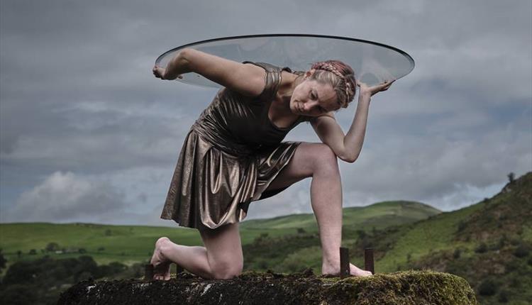9Reviewer's tweet photo. #THEATRE #REVIEW: Atlas - @The_Lowry @chloenelkin #OddlyMoving #crossgenre #circus #physicaltheatre #Atlas #livetheatre #Salford - here - https://t.co/LN0TpAW2pU https://t.co/5G3Tg6aIvB