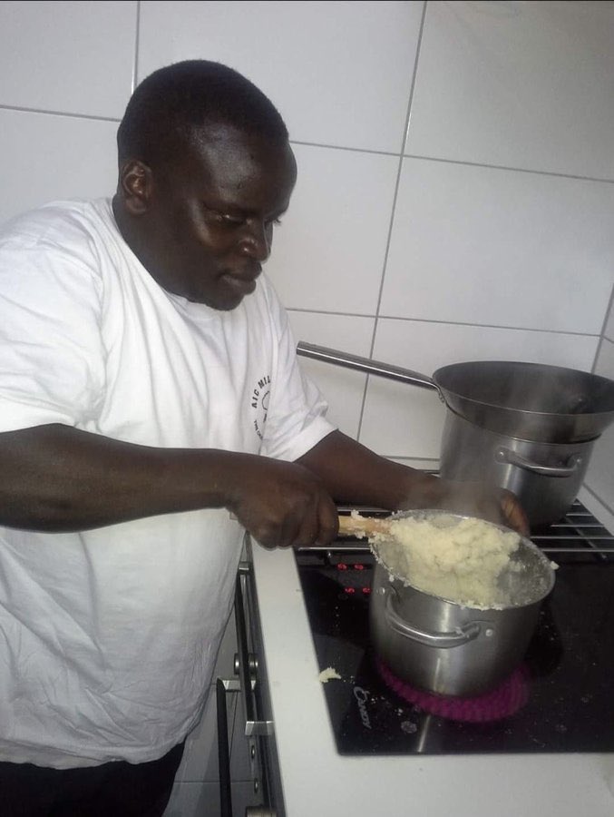AdelesBabyDaddy's tweet image. Kante in the kitchen after Chelsea cut their catering staff: