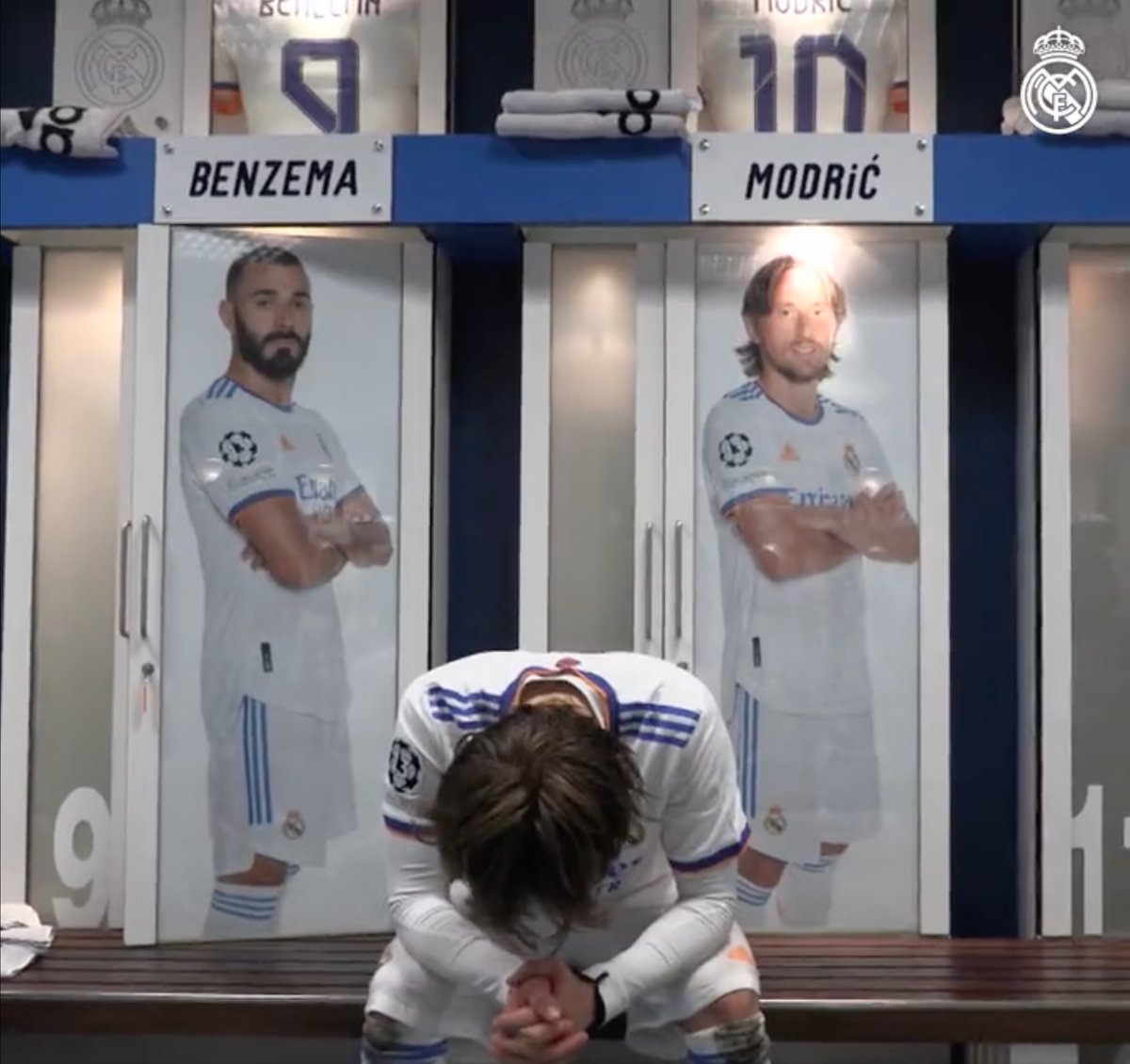 Guille_Glez_'s tweet photo. Sin duda, esta imagen del vestuario del Real Madrid tras acabar el partido es muy representativa. https://t.co/kSbvfEjnxG