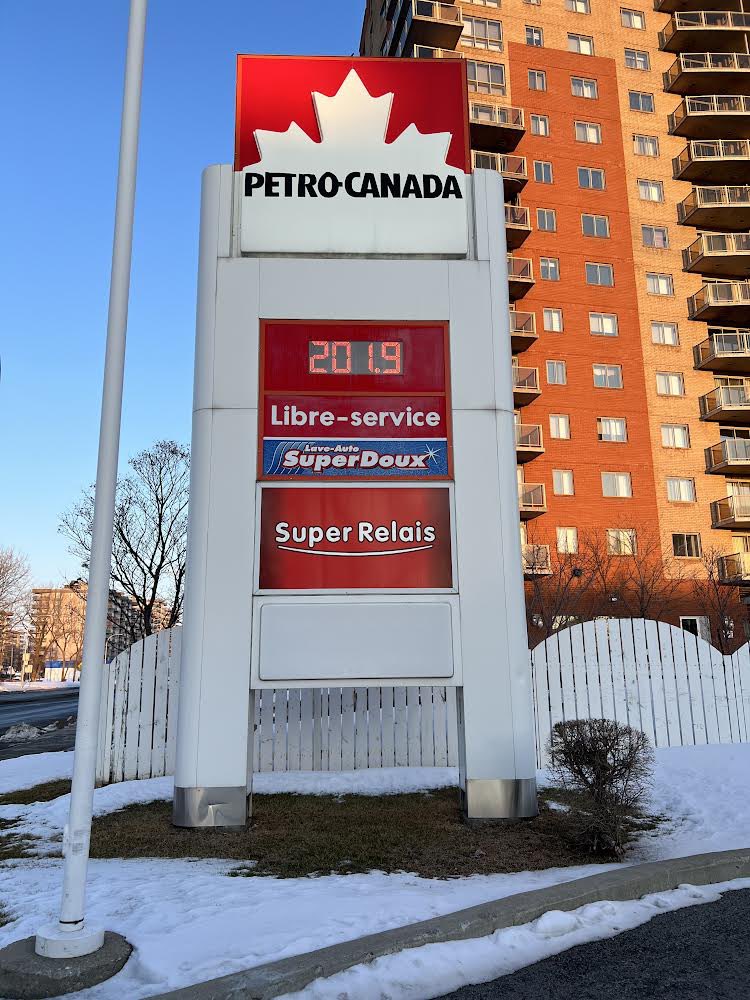 geraldfillion's tweet photo. Le prix de l’essence dépasse 2$ le litre dans certaines stations de Montréal. Ici, rue Beaubien / boulevard des Galeries d’Anjou. 

📷 Karine Bastien. https://t.co/00rh19DeTP