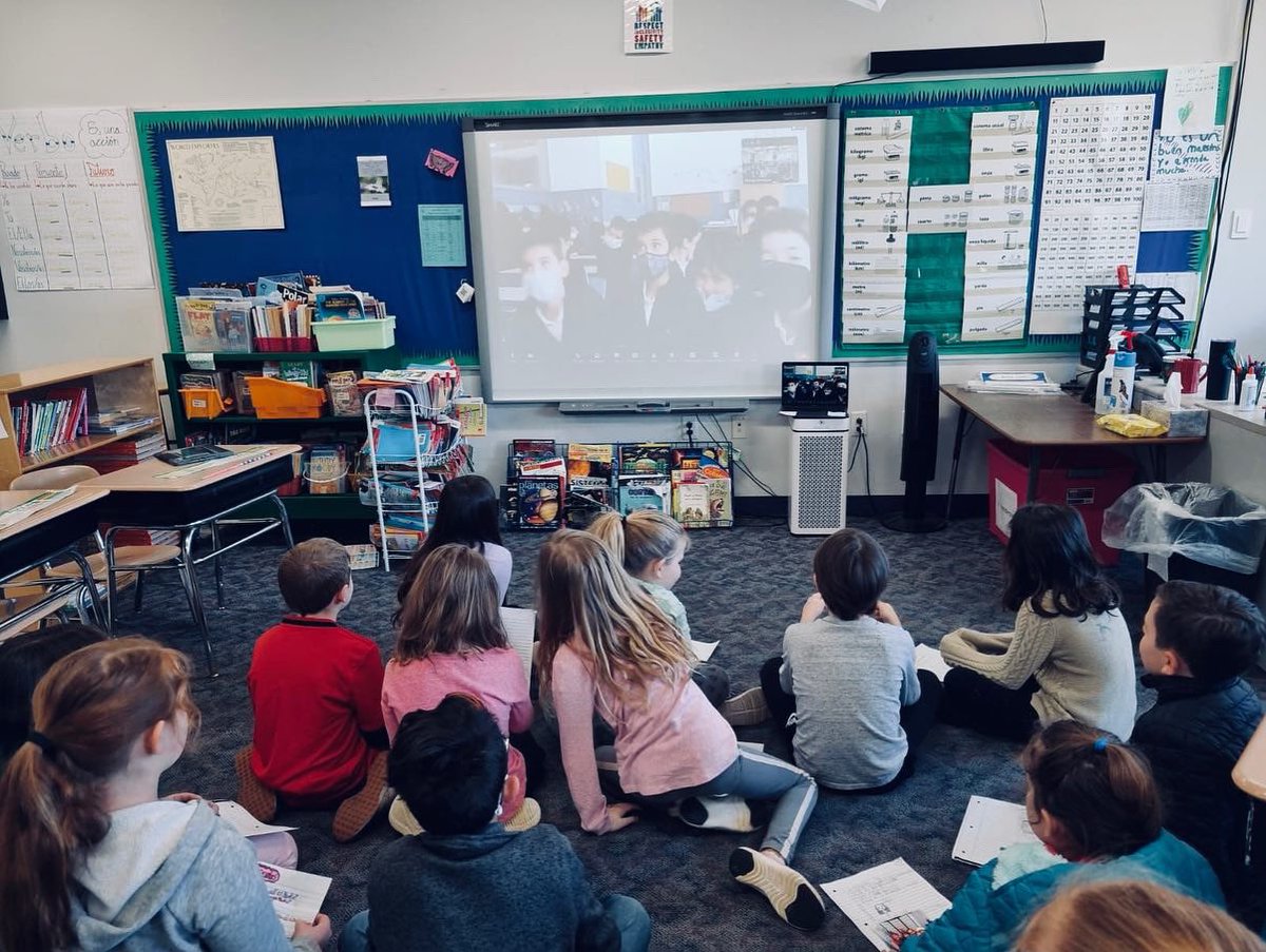 colegioMTeresa's tweet photo. Conexión España 🇪🇸 - EEUU 🇺🇸 
.En 3ºB han conocido (online) a los alumnos de tercer grado del Memorial Elementary,  en Upton, MA (Massachussets) y han estado un rato contándose mutuamente costumbres, cómo es cada colegio… su profesor es… ¡Don Yago! ¡Que alegría volver a verle! https://t.co/fqUFuHXWru