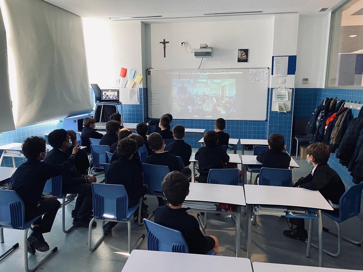 colegioMTeresa's tweet photo. Conexión España 🇪🇸 - EEUU 🇺🇸 
.En 3ºB han conocido (online) a los alumnos de tercer grado del Memorial Elementary,  en Upton, MA (Massachussets) y han estado un rato contándose mutuamente costumbres, cómo es cada colegio… su profesor es… ¡Don Yago! ¡Que alegría volver a verle! https://t.co/fqUFuHXWru