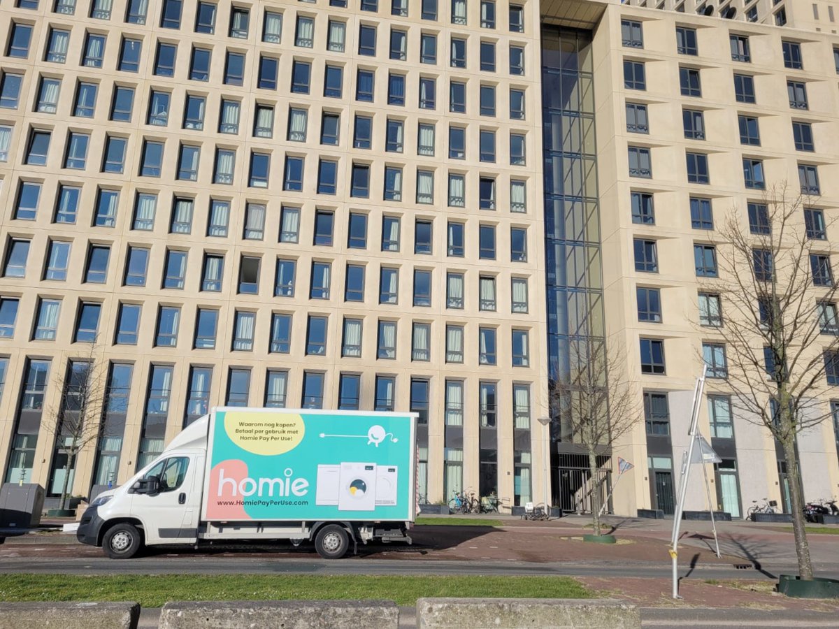 Kijk onze bus eens shinen op de oprit bij een van onze nieuwste Homie-gebruikers ☀.  We komen je Homie persoonlijk leveren en sluiten alles kosteloos aan. Homie is beschikbaar in heel Nederland. #homie #homiepayperuse #amsterdam #nederland