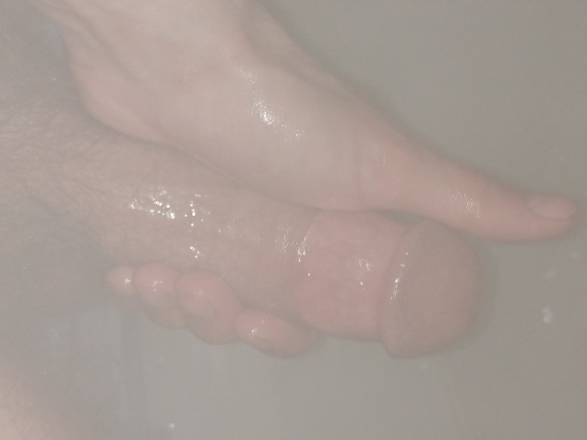 Yağladım kırmızı ojeli elleri ile #blowjob yapıcak #pasif #cd #trans #sissy #femboy var mı ?